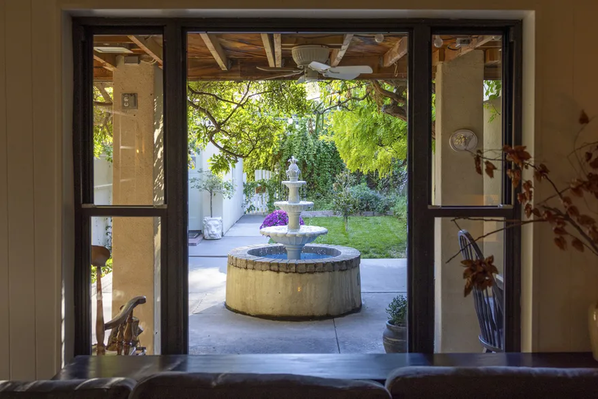 El patio con la fuente y el jardín florecido que siempre Nichol quiso tener en una casa propia JOHN BURCHAM - NYTNS