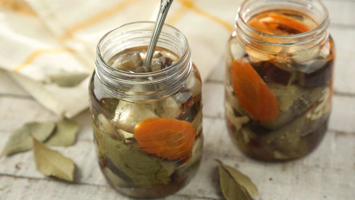 Las berenjenas en escabeche llevan pocos ingredientes. Las berenjenas en escabeche llevan pocos ingredientes.