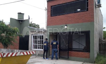 Los investigadores de la AIC realizaron un allanamiento para dar con el botín robado. Los investigadores de la AIC realizaron un allanamiento para dar con el botín robado.
