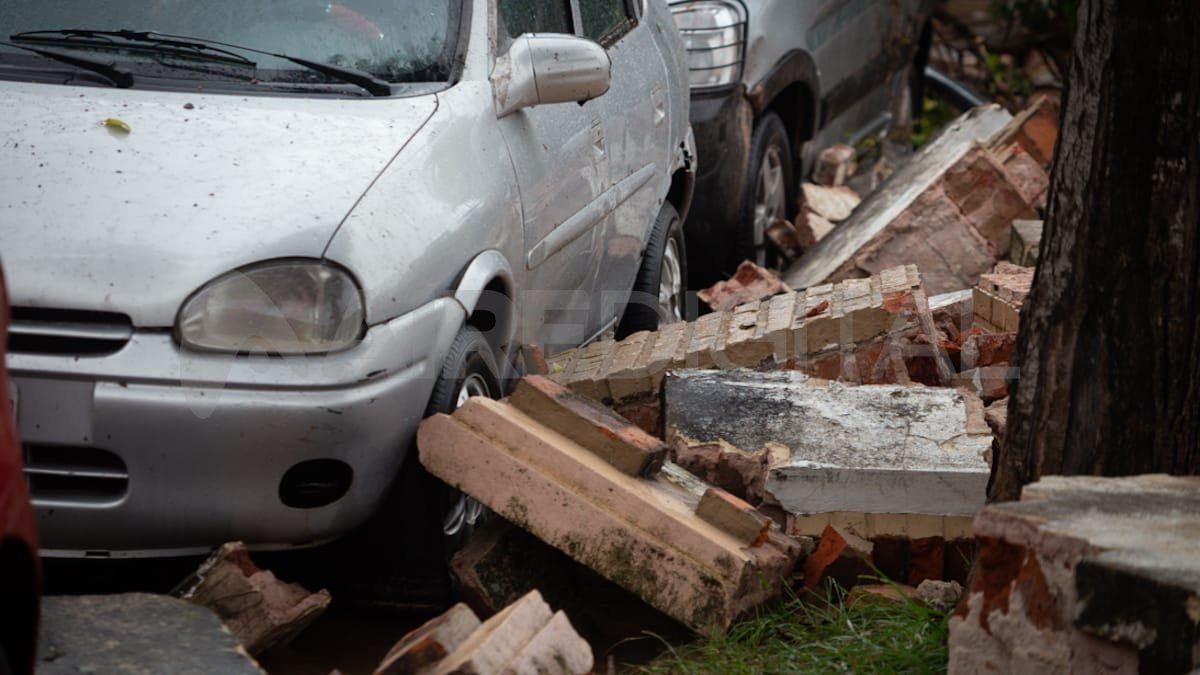 Los escombros de la pared de la planta de Assa dañaron algunos de los autos que estaban estacionados en calle Lavalle.