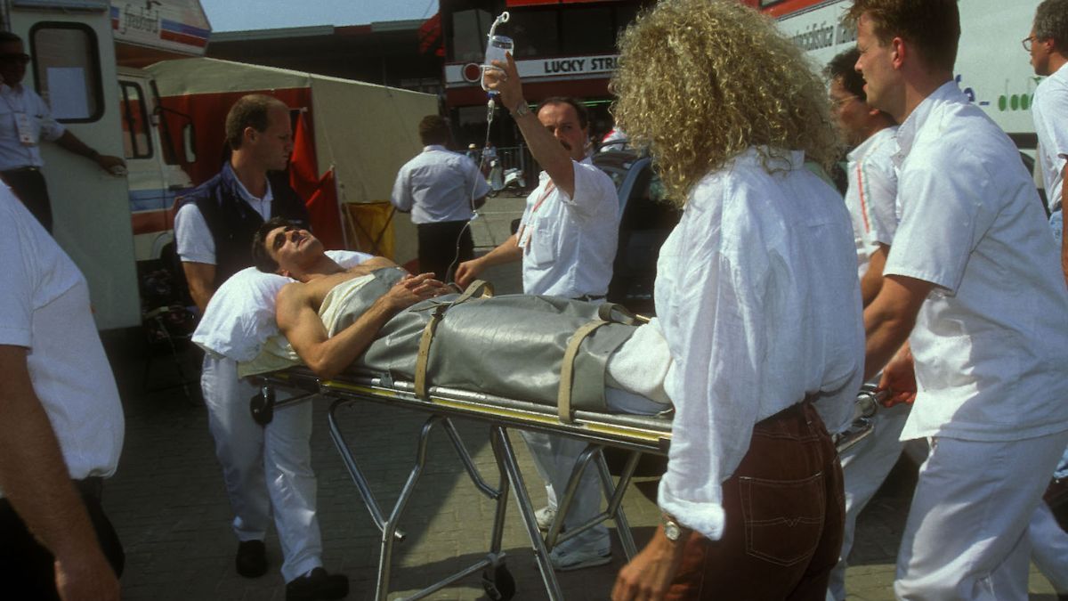 Doohan lideraba ampliamente el certamen de 1992. “Mientras estaba esperando la ambulancia (donde se había caído en Assen), me pregunté cuál sería la solución más rápida y cómo podría volver a subirme a la moto”, contó. Por eso, quiso que lo operaran esa misma tarde. “Y fue una mala elección”, se lamentó. Doohan lideraba ampliamente el certamen de 1992. “Mientras estaba esperando la ambulancia (donde se había caído en Assen), me pregunté cuál sería la solución más rápida y cómo podría volver a subirme a la moto”, contó. Por eso, quiso que lo operaran esa misma tarde. “Y fue una mala elección”, se lamentó.