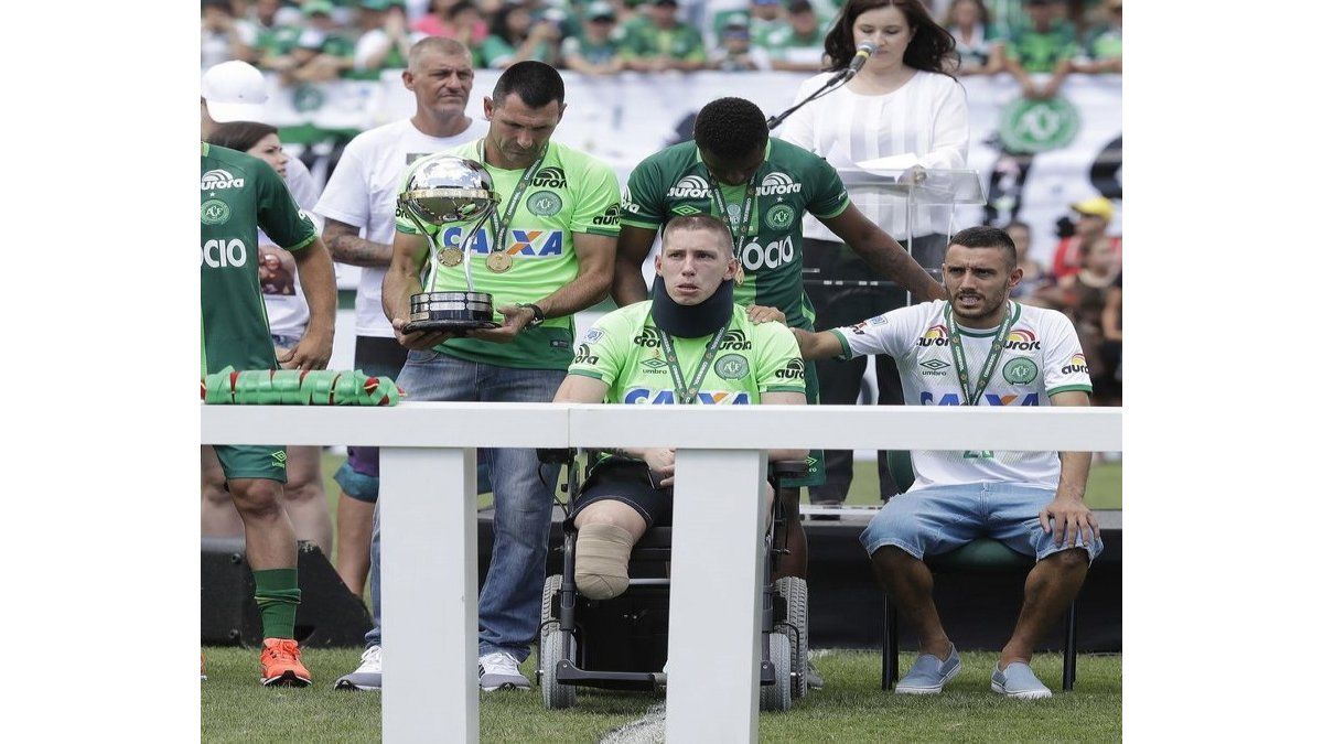 El sábado 21 de enero de 2017, menos de dos meses después del siniestro que le costó la vida a 19 de sus jugadores, el Chapecoense (con un plantel totalmente renovado) empató 2-2 en un amistoso con el Palmeiras en el Arena Condá. Los tres futbolistas que sobrevivieron a la tragedia, Helio Neto (de pie, con el trofeo), Jackson Follmann (quien perdió parte de su pierna derecha, en la silla de ruedas), y Alan Ruschel, levantaron la Copa Sudamericana 2016 en memoria de todos sus compañeros fallecidos.