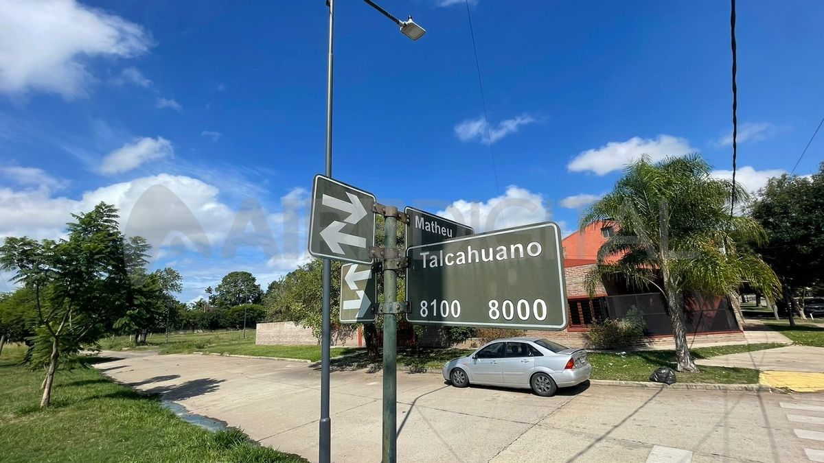 Un delicuente hirió a dos policias y escapó luego de haber sido caputarado intentando robar un auto.&nbsp;