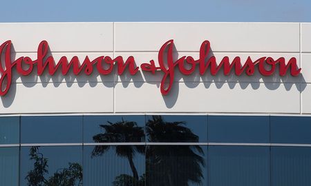 La compañía informó que podrían entregar 100 millones de dosis a los Estados Unidos para junio si la FDA da luz verde al ensayo. La compañía informó que podrían entregar 100 millones de dosis a los Estados Unidos para junio si la FDA da luz verde al ensayo.