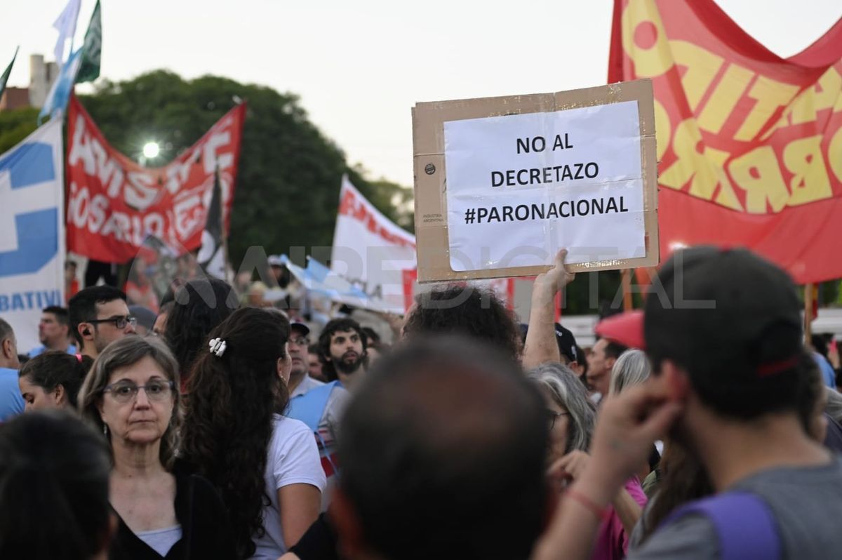 Masiva movilización en Rosario para rechazar el DNU de Javier Milei Masiva movilización en Rosario para rechazar el DNU de Javier Milei