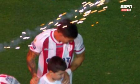 Un fuego artificial explotó muy cerca de un jugador de Unión en la previa del partido con Gimnasia Un fuego artificial explotó muy cerca de un jugador de Unión en la previa del partido con Gimnasia