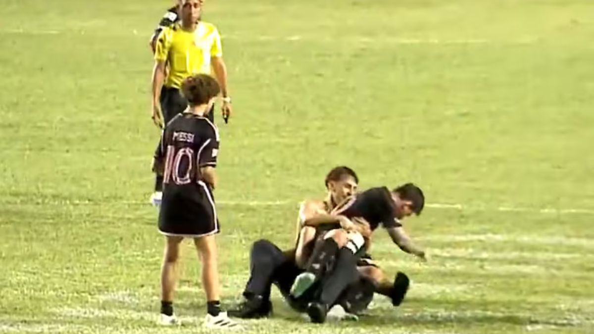 Lionel Messi casi se lesiona por un hincha.