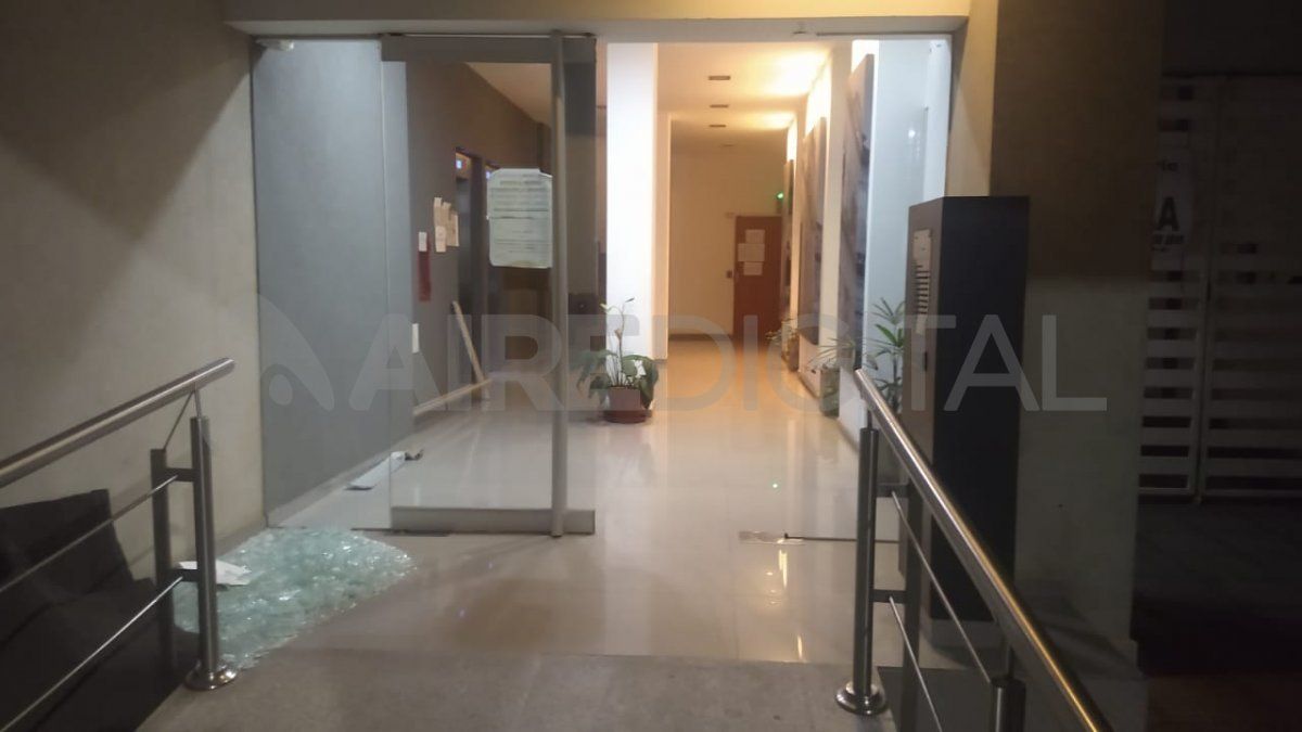 Los ladrones ingresaron con la llave, se dirigieron a un departamento del sexto piso, golpearon a las personas del interior y se escaparon con algunos elementos.