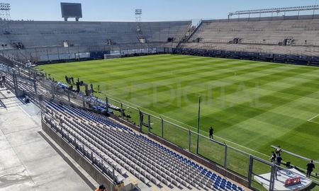 Gente de Independiente y Racing se cruzó en inmediaciones del Estadio San Juan del Bicentenario y se registraron incidentes. Gente de Independiente y Racing se cruzó en inmediaciones del Estadio San Juan del Bicentenario y se registraron incidentes.