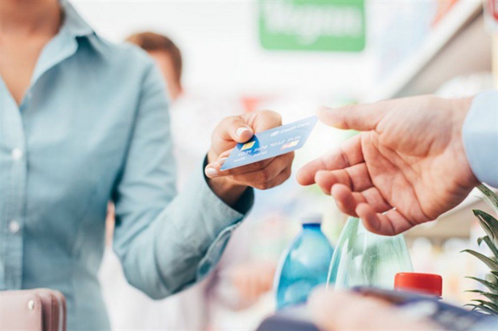 Ahora todos los comercios deben aceptar débito o pagos electrónicos