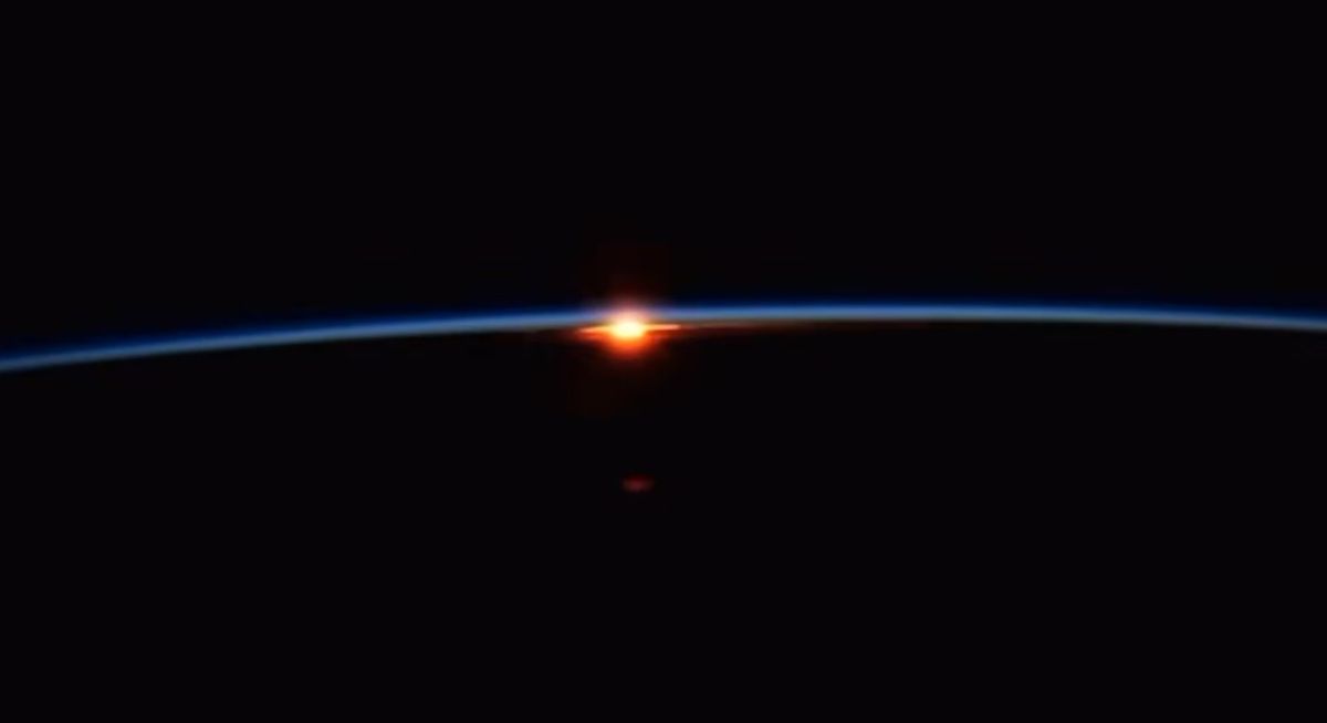 El Sol se asoma por detrás de la Tierra vista desde la estación espacial el primer día del 2025.