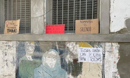 Las alumnas del secundario desplegaron carteles en el frente de la escuela en reclamo de seguridad. Las alumnas del secundario desplegaron carteles en el frente de la escuela en reclamo de seguridad.