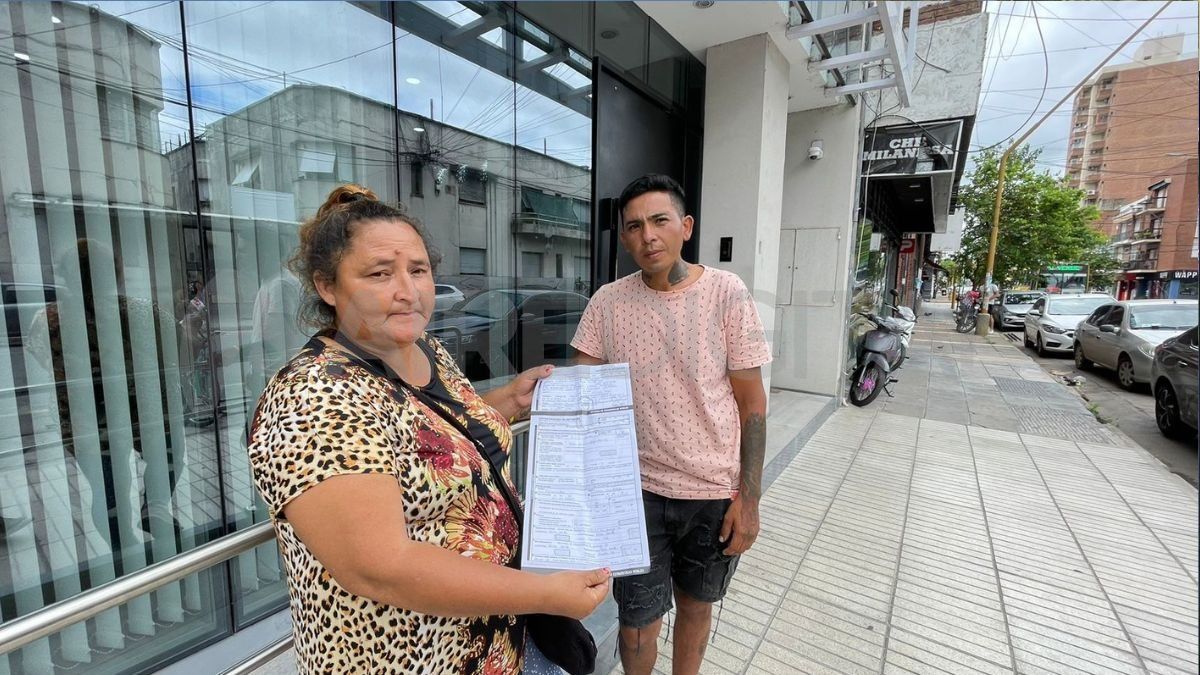 Dos hijos reclaman una respuesta para el sepelio de su madre