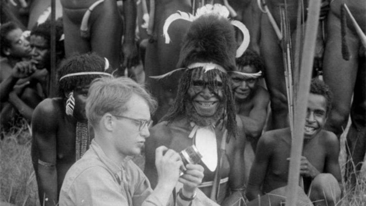 Michael, de 23 años, desapareció en 1961 mientras investigaba los territorios de estos nativos. Michael, de 23 años, desapareció en 1961 mientras investigaba los territorios de estos nativos.