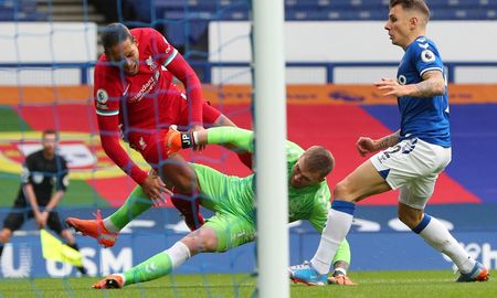 Jordan Pickford chocó con Virgil Van Dijk y el defensor neerlandés sufrió la rotura ligamentos cruzados de su rodilla derecha. Jordan Pickford chocó con Virgil Van Dijk y el defensor neerlandés sufrió la rotura ligamentos cruzados de su rodilla derecha.