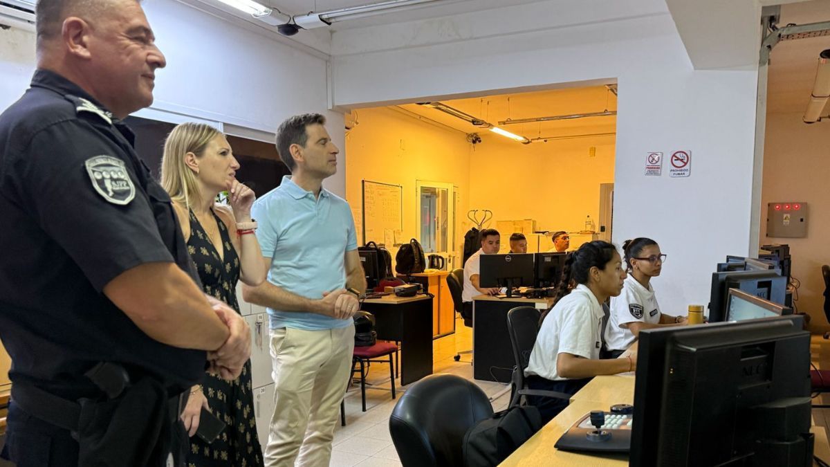  En la ciudad de Santa Fe, funcionarios provinciales realizaron una actividad similar junto al subjefe de Policía de la provincia, Daniel Filchel. Allí visitaron la central del 911. En la ciudad de Santa Fe, funcionarios provinciales realizaron una actividad similar junto al subjefe de Policía de la provincia, Daniel Filchel. Allí visitaron la central del 911.