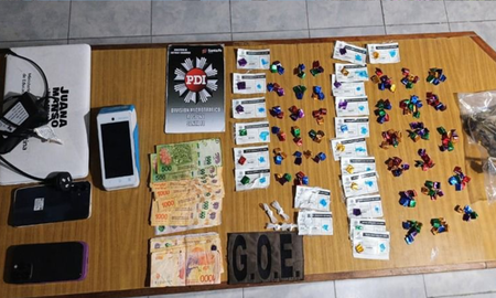 Se secuestró material estupefaciente, armas de fuego, dinero en efectivo, celulares y elementos electrónicos. Se secuestró material estupefaciente, armas de fuego, dinero en efectivo, celulares y elementos electrónicos.