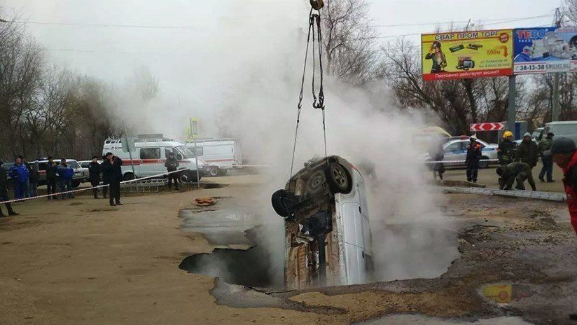 VIDEO: Su auto cayó en un socavón de agua hirviendo y murieron quemados