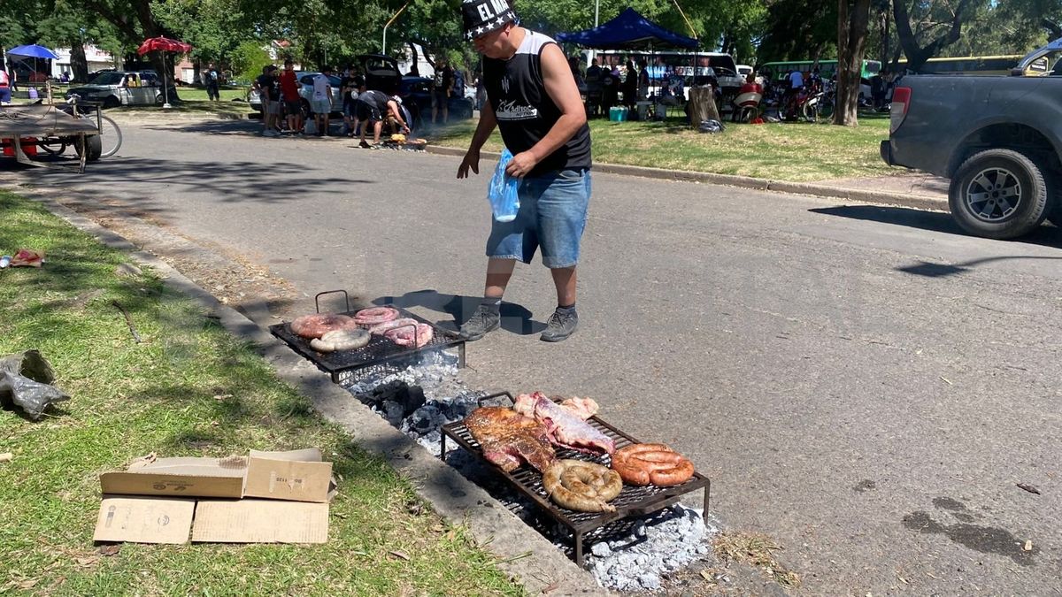 El asado en las calles del Parque. El asado en las calles del Parque.