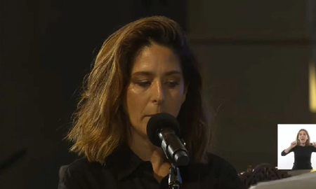 Laura Novoa participó del homenaje a las víctimas de la pandemia encabezado por Alberto Fernández. Además, generó controversia por el uso de lenguaje inclusivo. Laura Novoa participó del homenaje a las víctimas de la pandemia encabezado por Alberto Fernández. Además, generó controversia por el uso de lenguaje inclusivo.