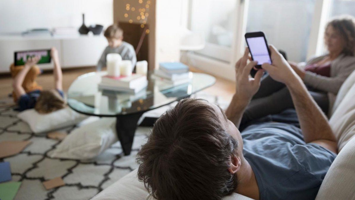 Las pantallas de nuestros dispositivos afecta directamente a la glándula pineal, situada en el cerebro y encargada de fabricar la melatonina, esa sustancia que nos ayuda a conciliar el sueño y dormir bien.