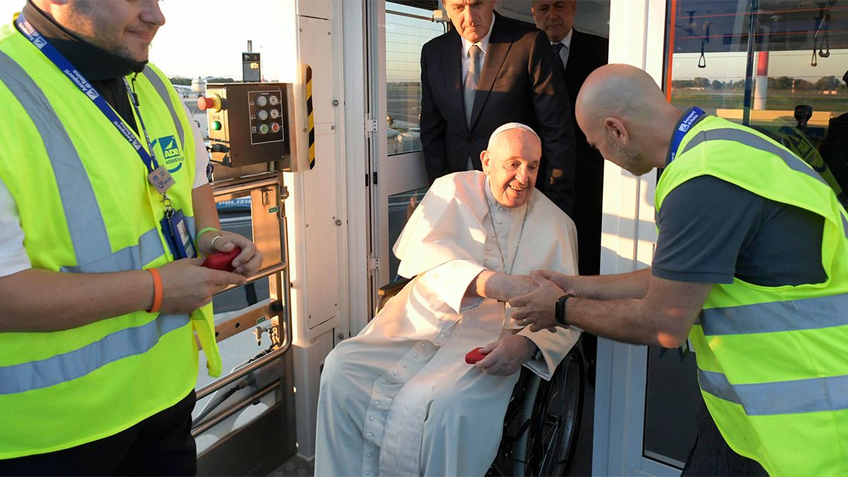Francisco habló con los periodistas durante el vuelo que lo llevó a Kazajistán.