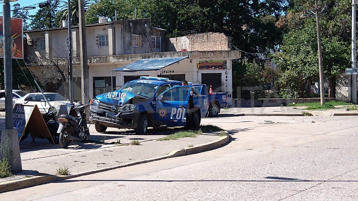 La camioneta de la policía iba a velocidad por un llamado del 911 y chocó en Avenida Blas Parera.