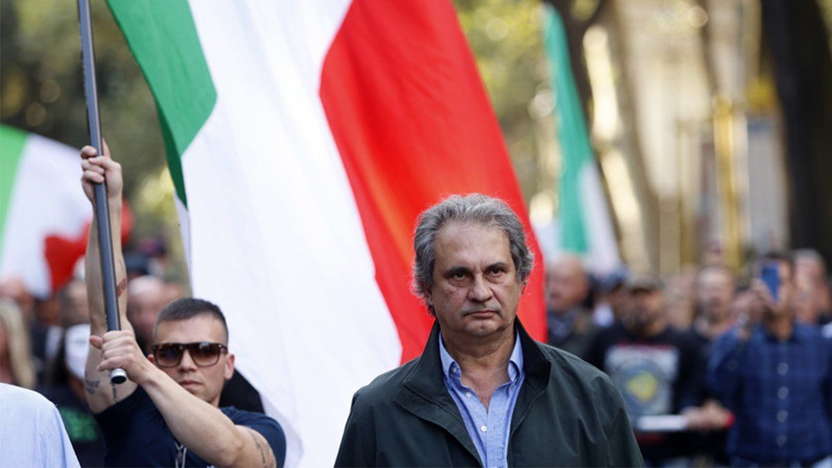 Castellino y Fiore (alzando una bandera italiana), l&iacute;deres del partido neofascista.&nbsp;