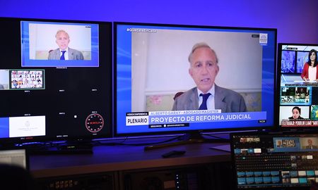 A trav&eacute;s de&nbsp;videoconferencias, el Senado debate de la reforma judicial.