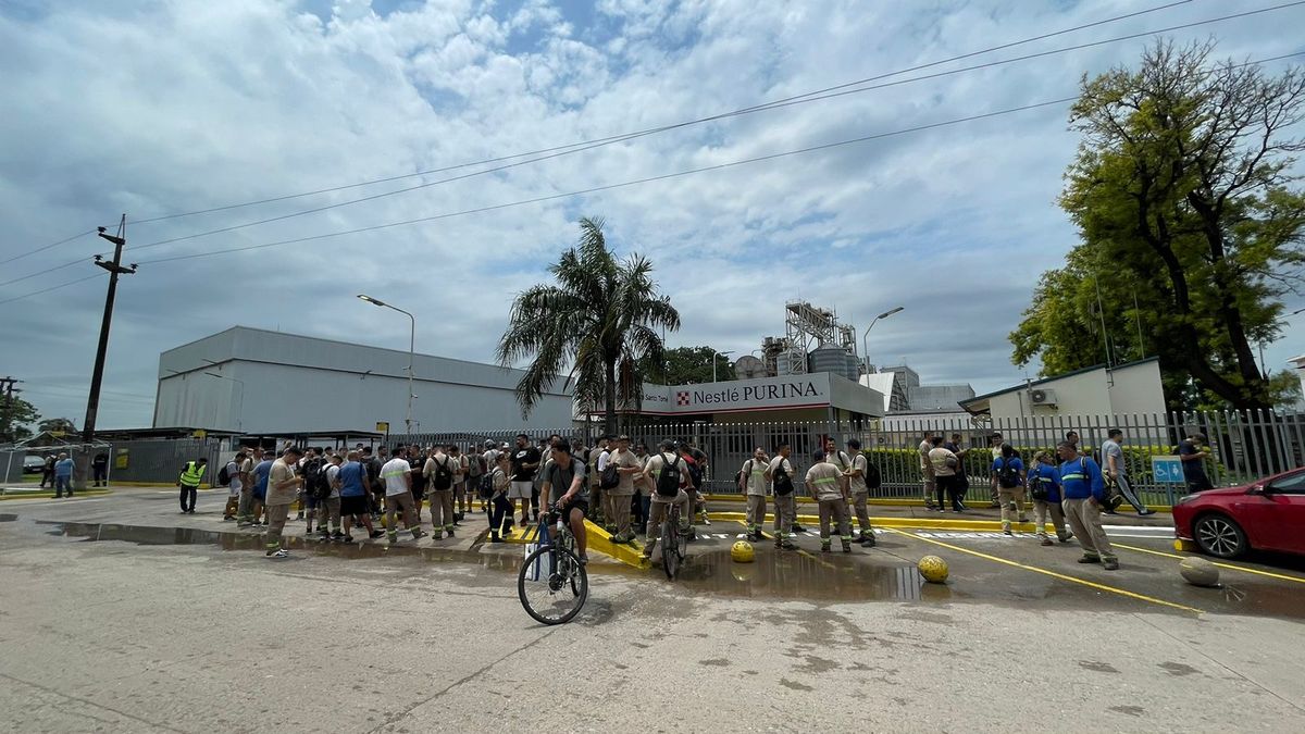 Personal evacuado en la puerta de la fábrica. Personal evacuado en la puerta de la fábrica.