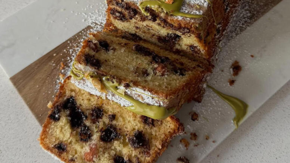 Cómo hacer un budín de frutos secos y chocolate: la receta para incluir en la mesa dulce de estas fiestas