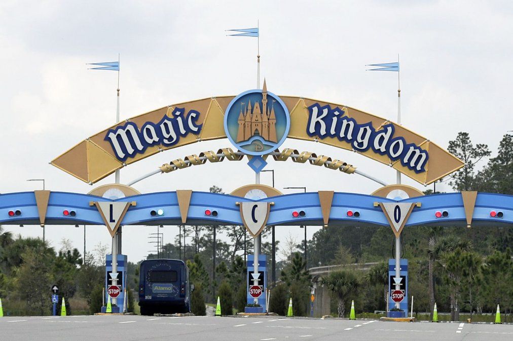 En esta fotografía del 16 de marzo de 2020 la entrada a un estacionamiento de Magic Kingdom en Walt Disney World en Lake Buena Vista, Florida. (Foto: AP/John Raoux, Archivo)