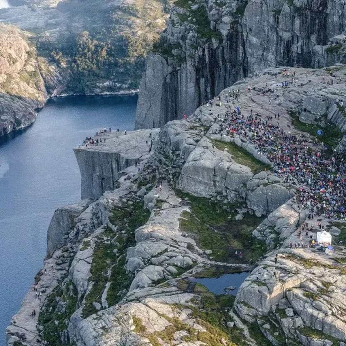 El acantilado conocido como “Pulpit Rock” es un popular destino turístico en Noruega, conocido por aparecer en una de las películas de “Misión Imposible”, protagonizadas por Tom Cruise. El acantilado conocido como “Pulpit Rock” es un popular destino turístico en Noruega, conocido por aparecer en una de las películas de “Misión Imposible”, protagonizadas por Tom Cruise.