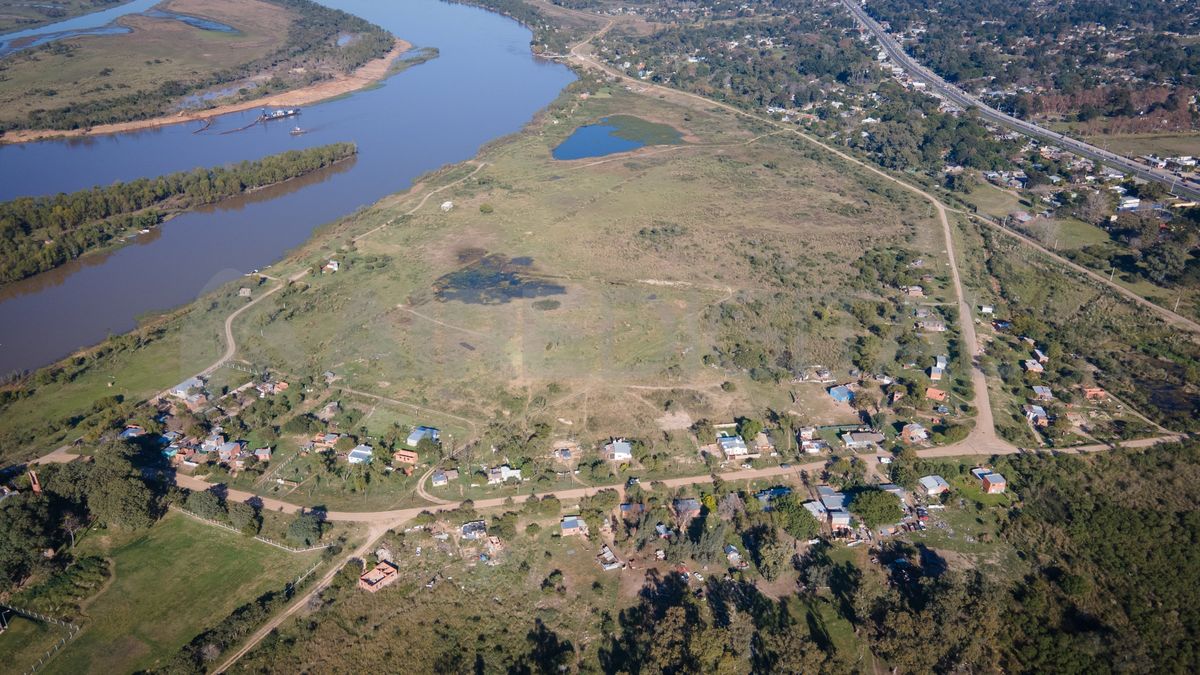 Las defensas y la relocalización de las familias que habitan en ese sector fue un tema que se puso sobre la mesa de trabajo. Las defensas y la relocalización de las familias que habitan en ese sector fue un tema que se puso sobre la mesa de trabajo.