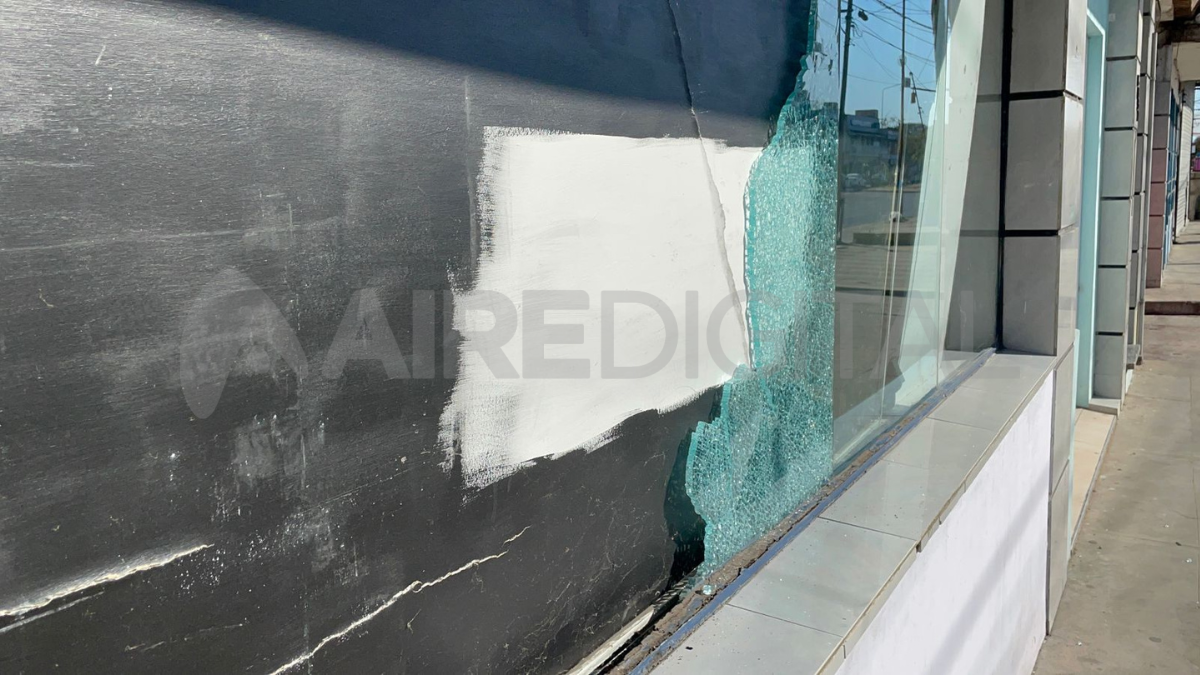 Los dueños del comercio reemplazaron el vidrio con un chapón. Los dueños del comercio reemplazaron el vidrio con un chapón.