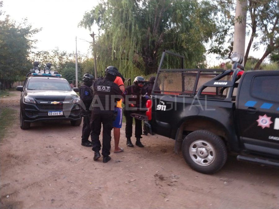 Allanamientos en barrio Abasto: buscaban a una persona pero detuvieron a dos por tenencia de armas