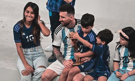 La familia de Messi celebra con él en la cancha, tras levantar la Copa del Mundo. La familia de Messi celebra con él en la cancha, tras levantar la Copa del Mundo.