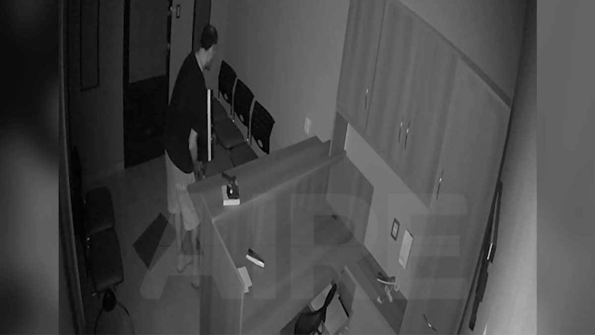 Un ladrón entró a robar a un estudio jurídico en el norte de la ciudad y quedó escrachado en video