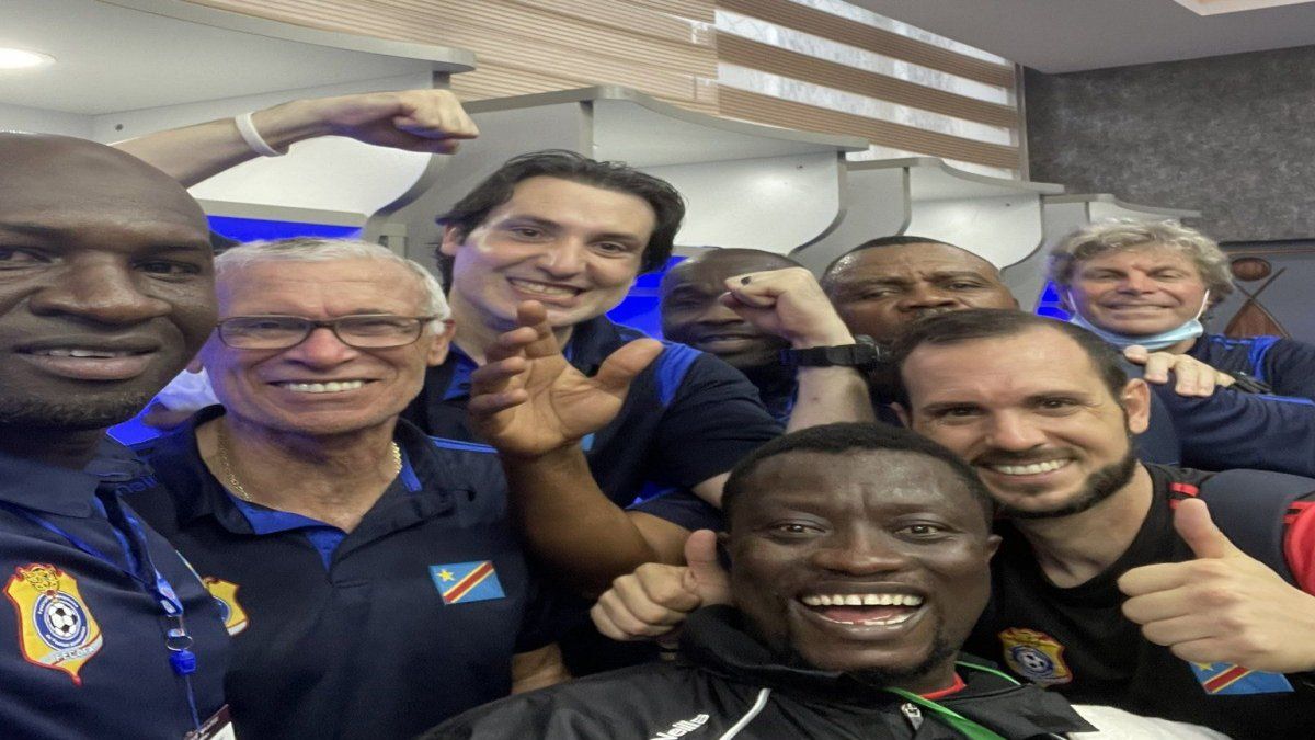 Héctor Cúper y su cuerpo técnico celebran el triunfo ante Benín que acerca al seleccionado del Congo al Mundial de Qatar 2022.