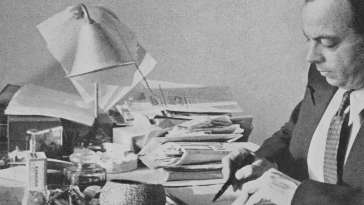 El 31 de diciembre de 1940, Antoine se instaló en Nueva York, donde residiría durante los 27 meses siguientes (con un lapso en California) y escribiría El Principito. La obra fue publicada el 6 de abril de 1943 –tanto en inglés como en francés–, por la editorial estadounidense Reynal & Hitchcock. El 31 de diciembre de 1940, Antoine se instaló en Nueva York, donde residiría durante los 27 meses siguientes (con un lapso en California) y escribiría El Principito. La obra fue publicada el 6 de abril de 1943 –tanto en inglés como en francés–, por la editorial estadounidense Reynal & Hitchcock.
