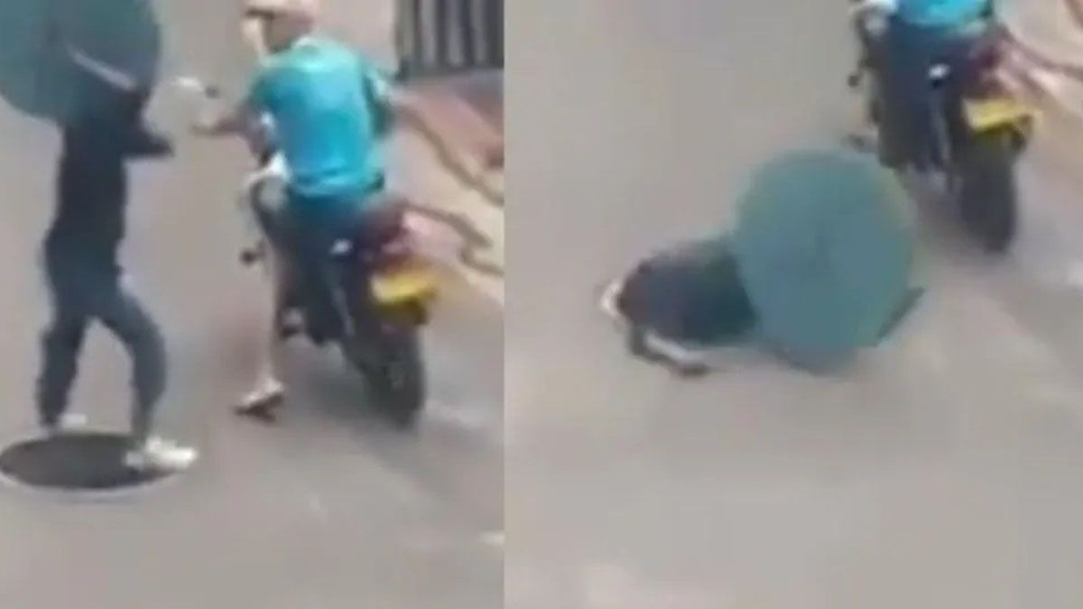 El ladrón quiere levantar la enorme y pesada tapa pero lo hace con dificultad. (Captura del video)