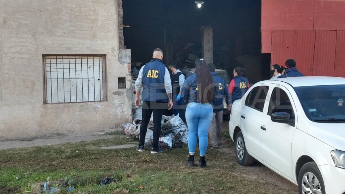 En un galpón los investigadores encontraron bolsas con cables.