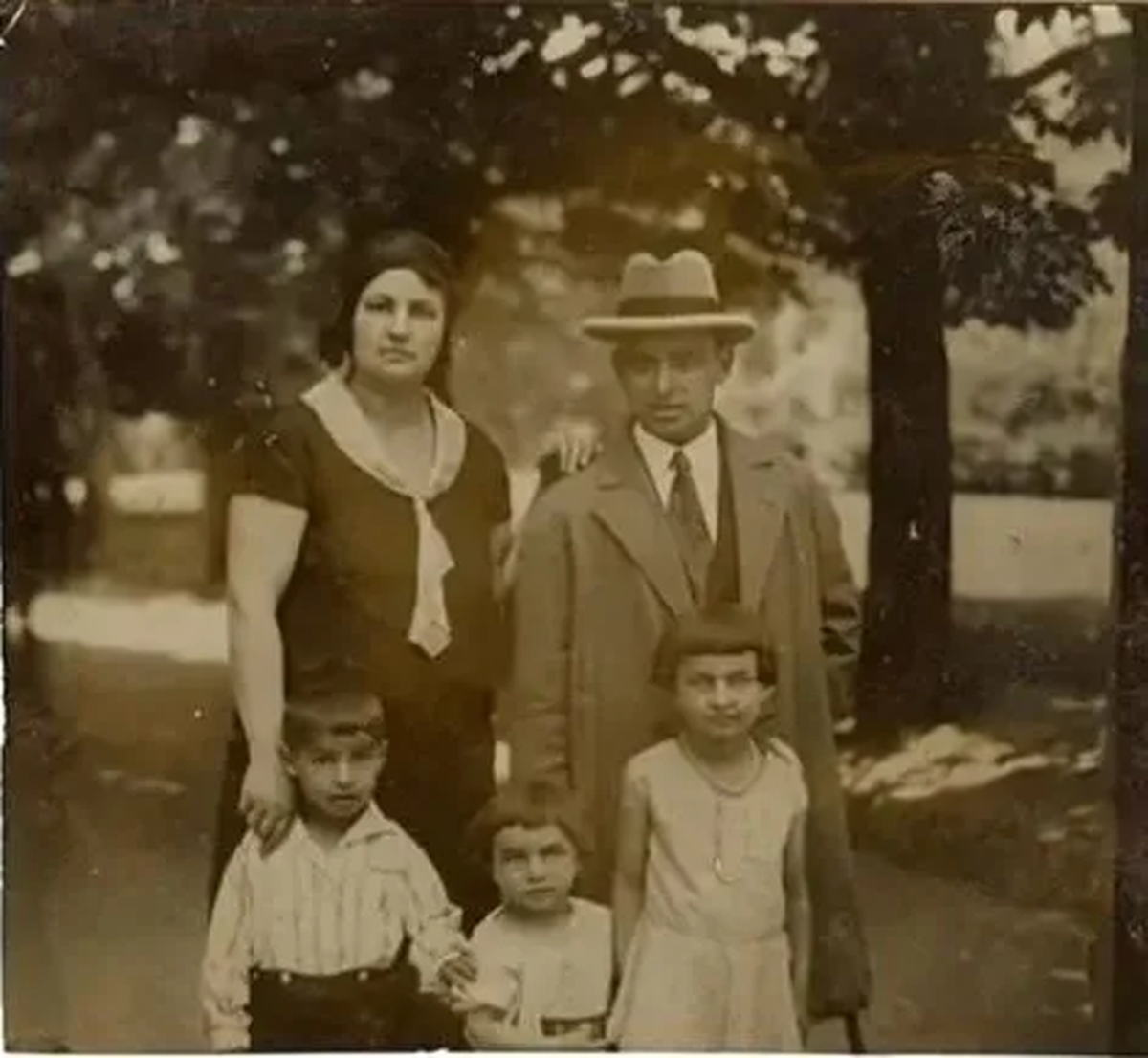 Mary junto a su familia antes de la invasión nazi en Lituania.