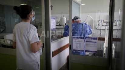 Personal de slaud atiende a un enfermo de coronavirus en la terapia intensiva del Hospital José María Cullen de Santa Fe
