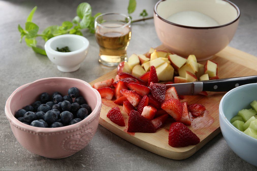 Una par de frutas y alguna bebida espumante pueden ser la combinación perfecta