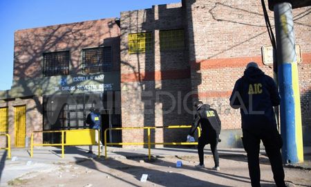 Otra vez atacaron a balazos una escuela de Rosario. Otra vez atacaron a balazos una escuela de Rosario.