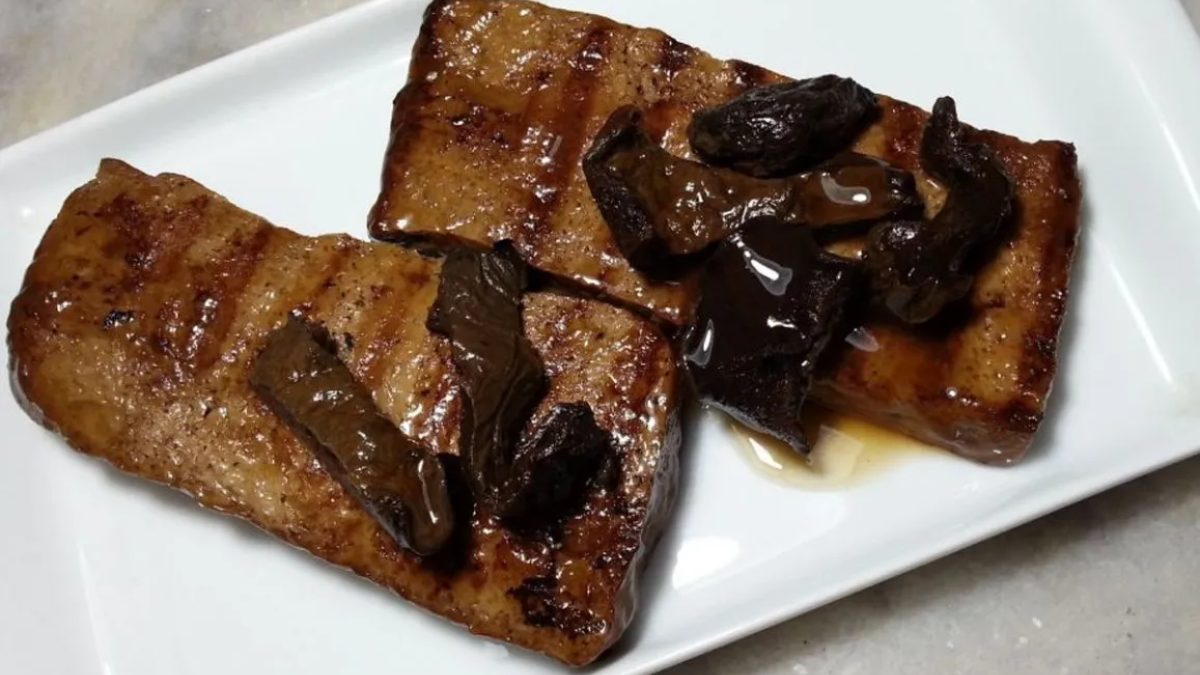Receta de Bife de Tofu con hummus de porotos negros, el plato vegetariano con el que Sol Pérez enamoró a Martitegui Receta de Bife de Tofu con hummus de porotos negros, el plato vegetariano con el que Sol Pérez enamoró a Martitegui