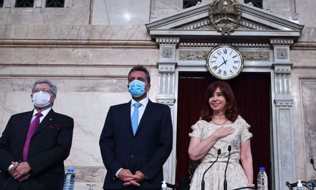 Cristina Kirchner y el look sin barbijo para la Apertura de sesiones ordinarias en el Congreso que causó indignación en las redes Cristina Kirchner y el look sin barbijo para la Apertura de sesiones ordinarias en el Congreso que causó indignación en las redes