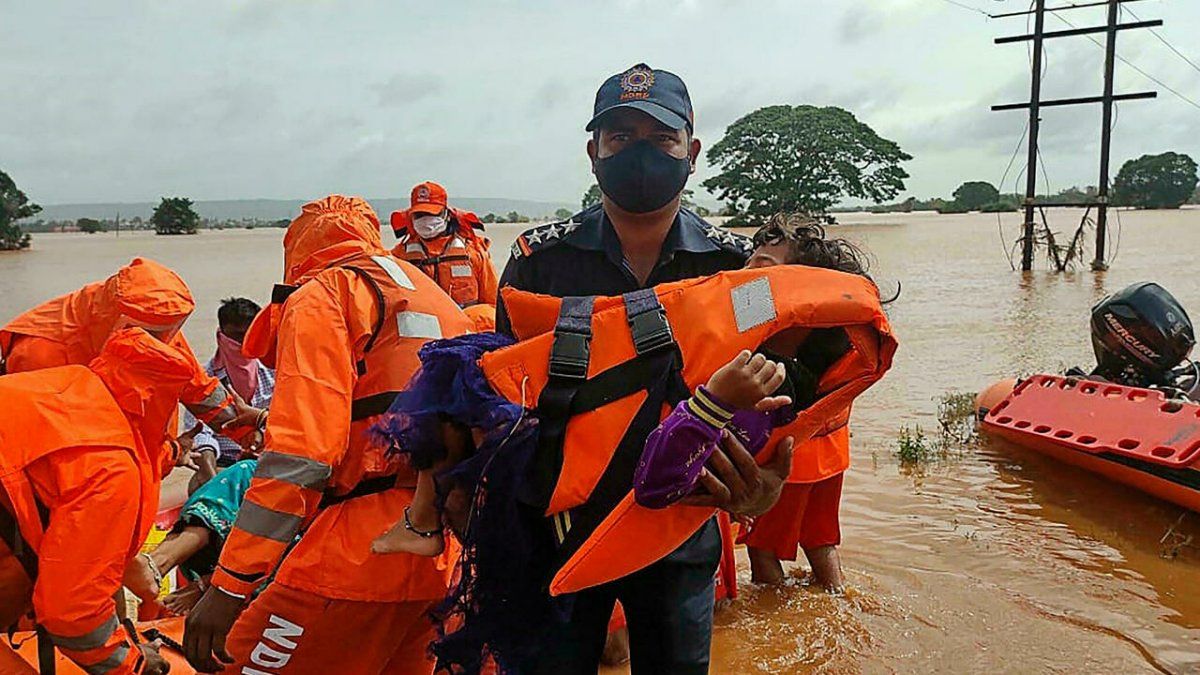 El número de muertos por inundaciones y deslizamientos de tierra causados por las lluvias monzónicas subió a 127 hoy en India y hay decenas de desaparecidos.