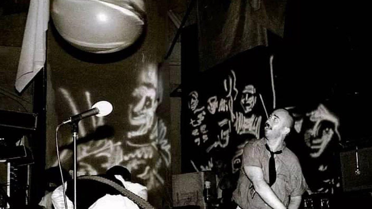 El álbum tiene canciones de los dos discos del grupo hasta ese momento (Gulp y Oktubre) y además incluye varias canciones inéditas como El regreso de Mao